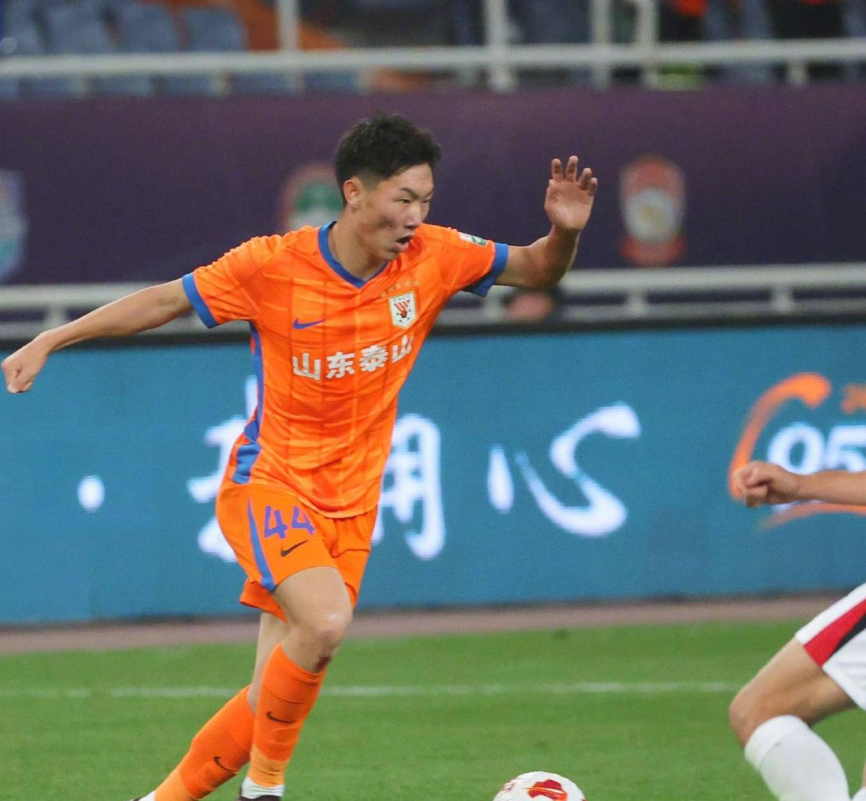 包含中超比赛频密进行，各队备战军心士气高涨，积分榜激烈角逐的词条