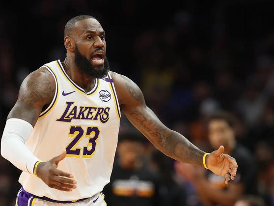 包含湖人队核心球员低迷状态结束，重回巅峰的词条