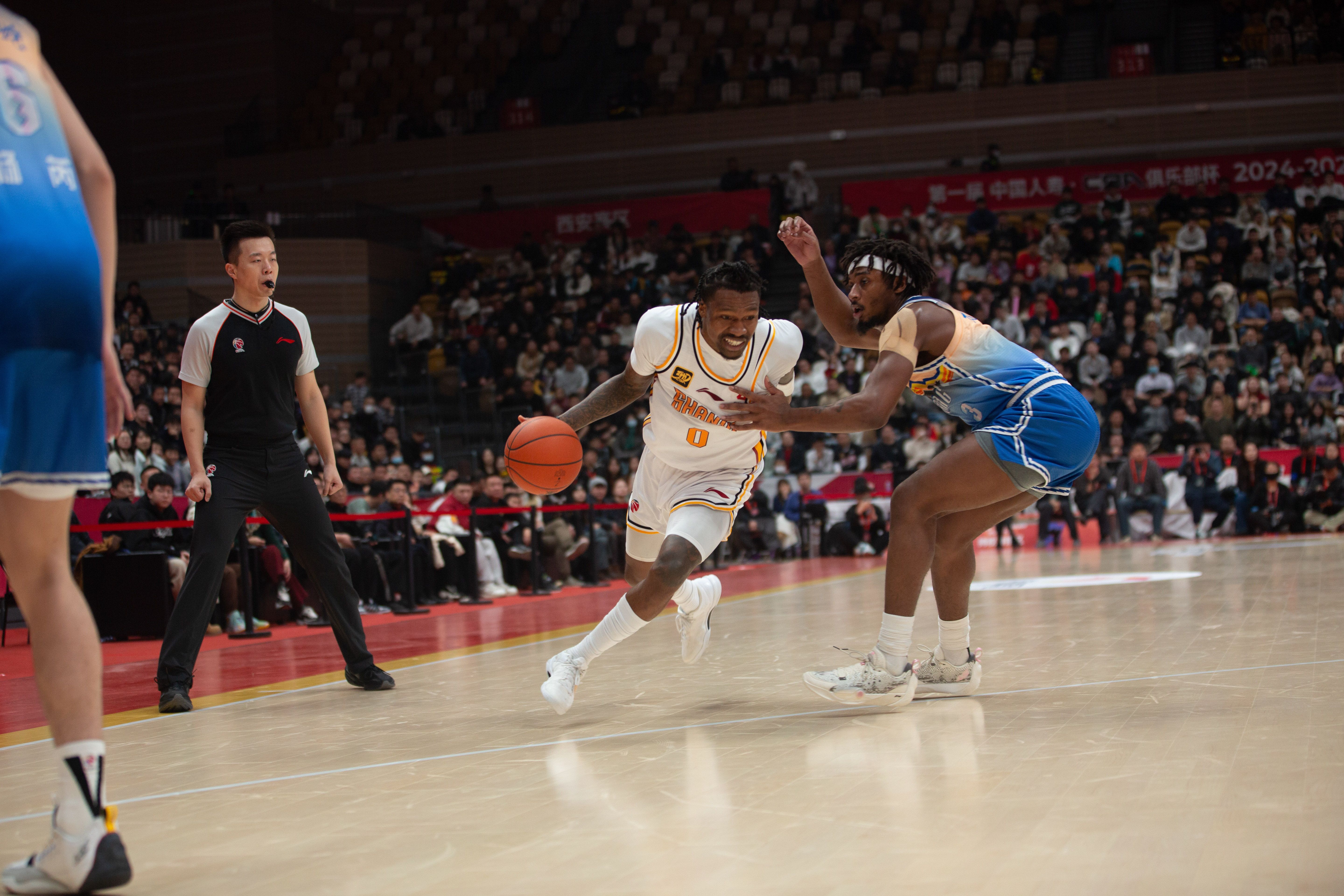 刺激对决：新疆篮球队实现激烈反击