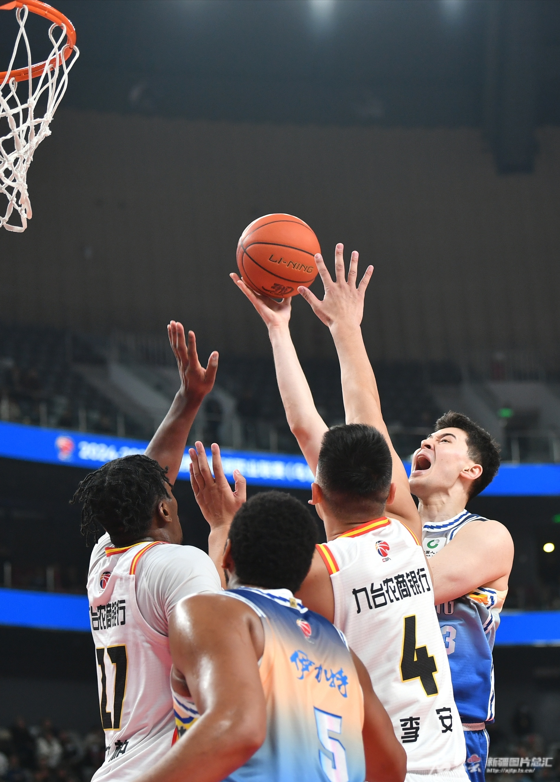 刺激对决：新疆篮球队实现激烈反击