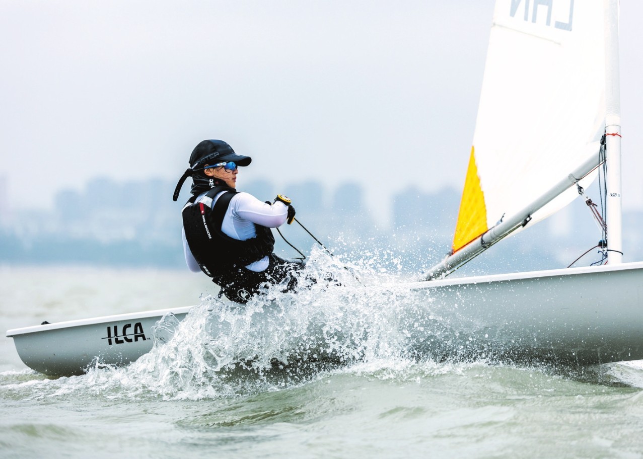 瑞士队在帆船比赛中表现突出 瑞士队在帆船比赛中表现突出