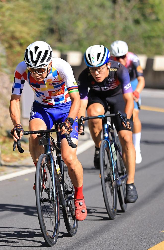 包含自行车赛道:选手风驰电掣,冲刺终点的词条 包含自行车赛道:选手风驰电掣,冲刺终点的词条