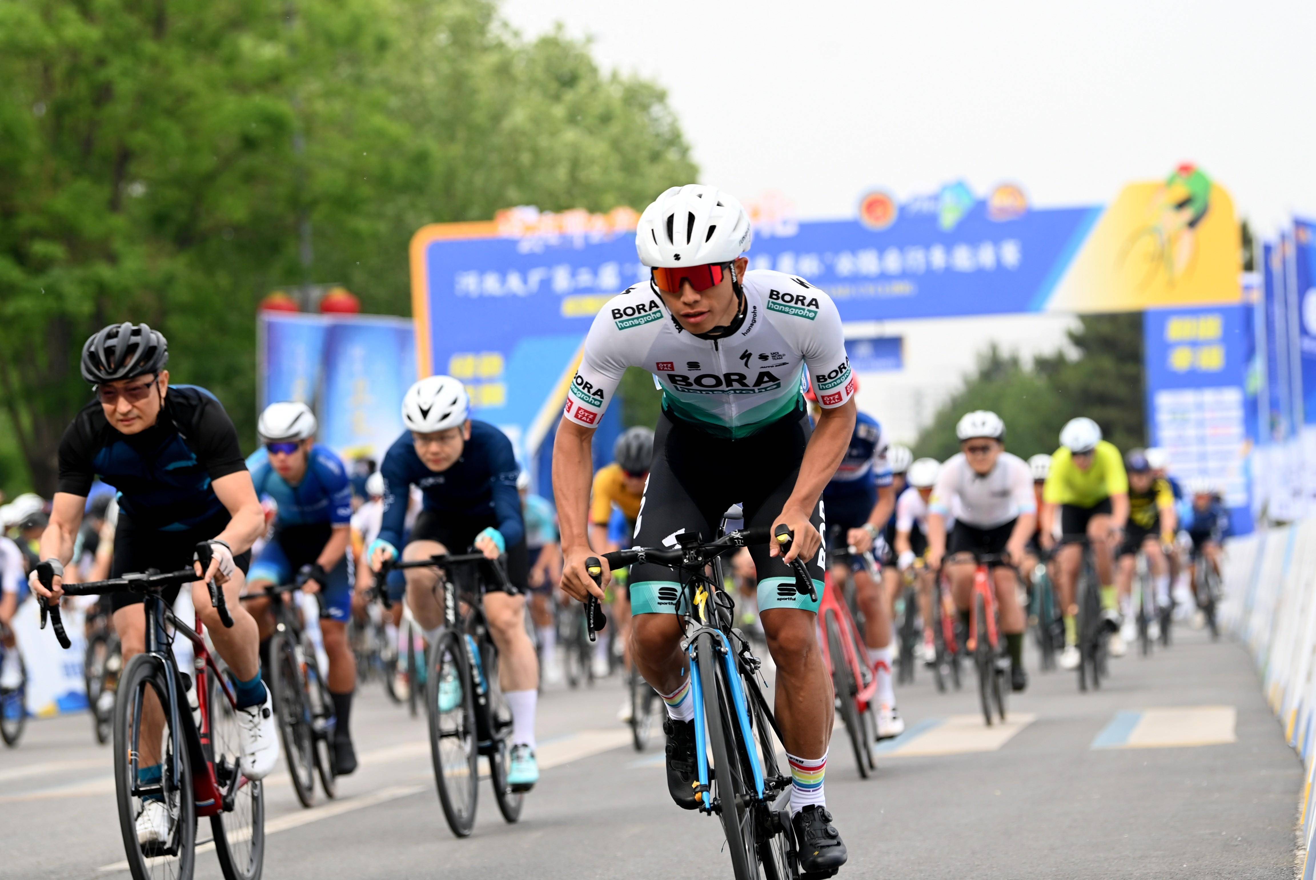 包含自行车赛道:选手风驰电掣,冲刺终点的词条 包含自行车赛道:选手风驰电掣,冲刺终点的词条