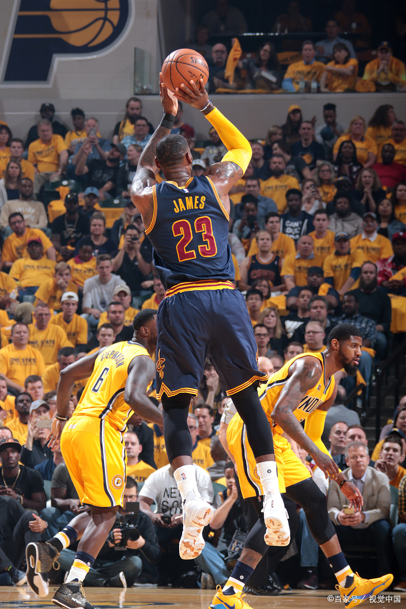 詹姆斯领导湖人队反败为胜，取得胜利