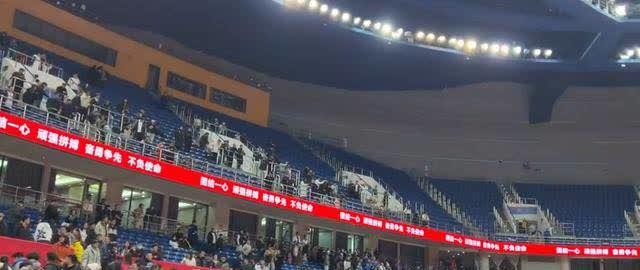 裁判判罚争议不断，球迷情绪高涨