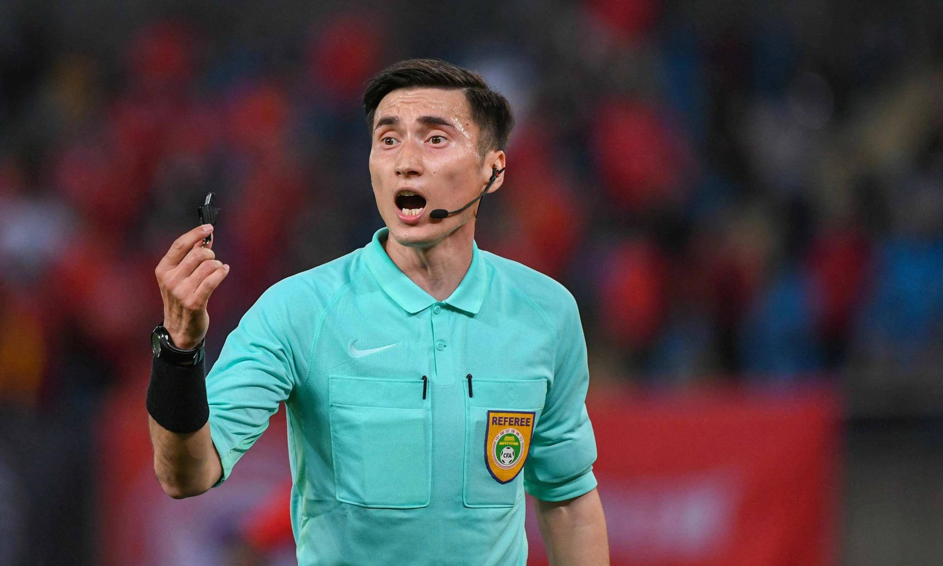 裁判判罚争议不断，球迷情绪高涨