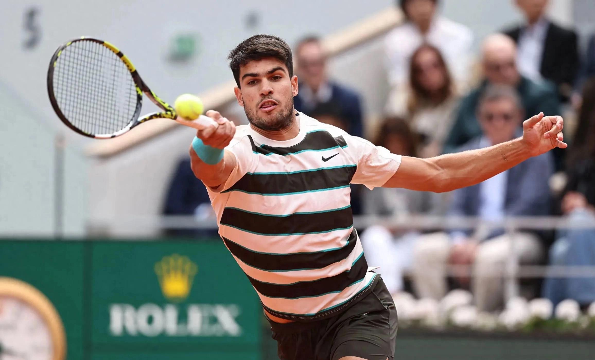 西班牙新秀崭露头角,登顶领奖台 西班牙新秀崭露头角,登顶领奖台