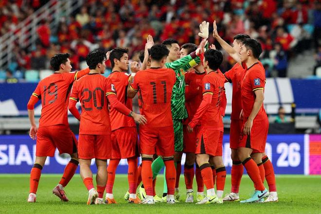 中国足球队赢得国际赛事，力压对手