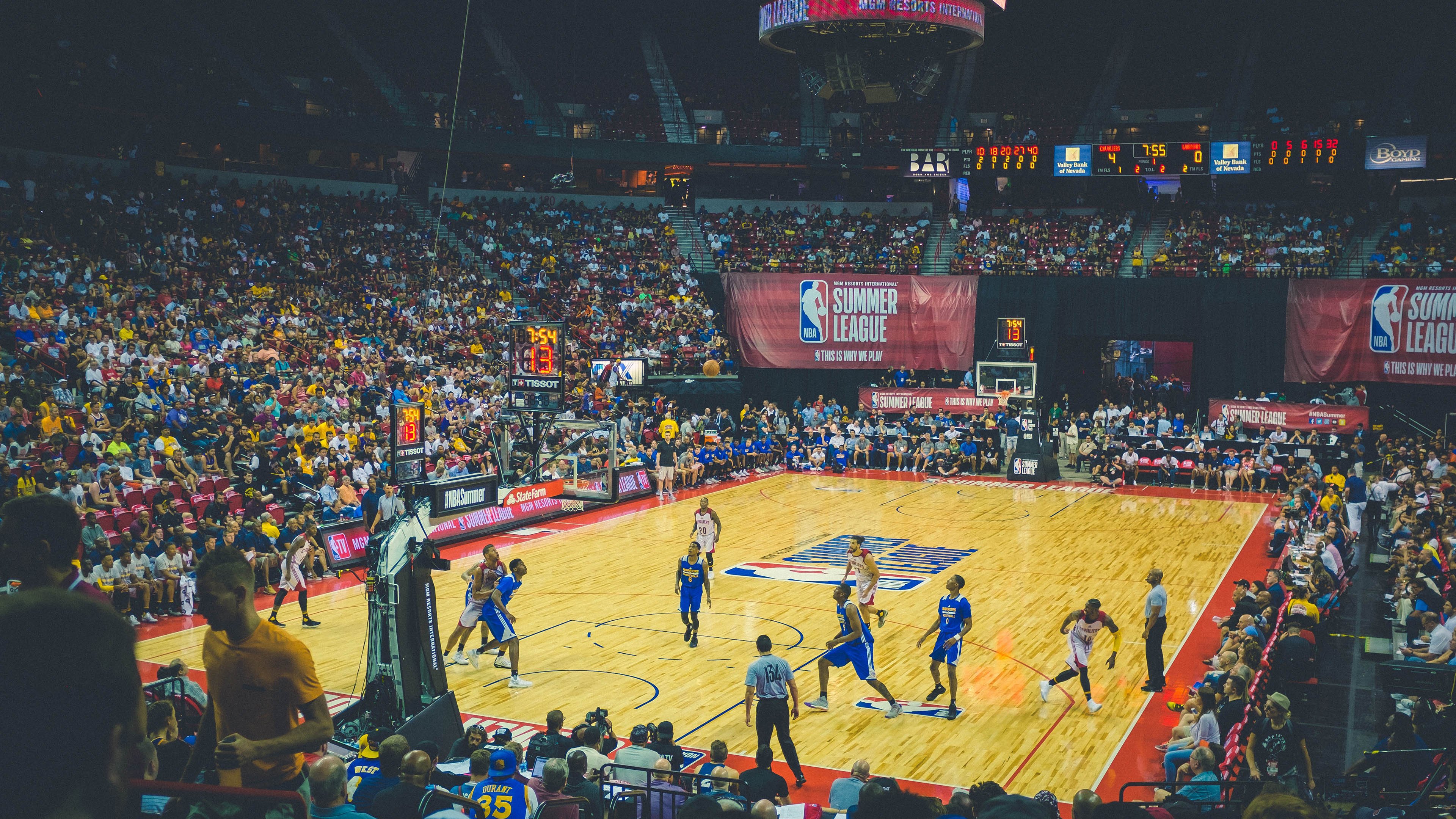 铁血雄鹿与撕裂之城的宿命对决，东决关键战焦点战深度解析